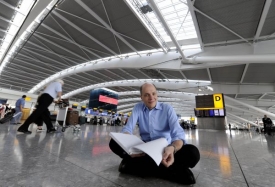Alain de Botton má na letišti přístup kamkoliv.
