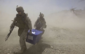 Americká námořní pěchota pomáhá přepravovat urny s lístky.