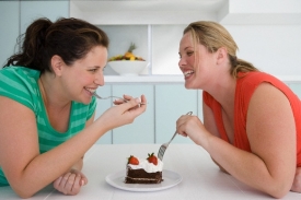 Podle vědců otylí kamarádi jedí víc, konzumují-li jídlo spolu.