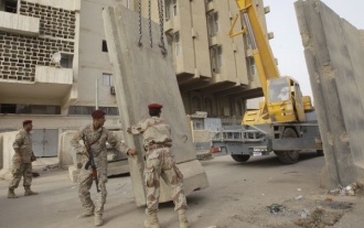 Vojáci v Bagdádu odstraňují zdi proti explozím. Předčasně.