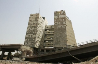Zničená dálnice před bagdádským ministerstvem financí, jedním z cílů.