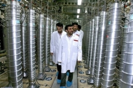 Prezident Ahmadínežád na inspekci jaderného reaktoru.