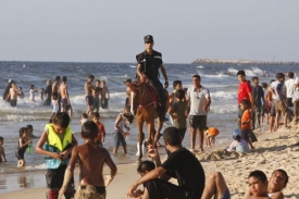 V Pásmu Gazy uplatňuje Hamas tvrdou kontrolu. Zde policista na pláži.