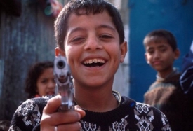 Jako všude jinde, i v Gaze mají kluci rádi zbraně. Vyrostou z toho?