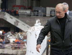 Ruský premiér Putin na obhlídne poškozené elektrárny.