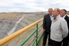 Putin při návštěvě dolů slíbil, že produkci diamantů padnout nenechá.