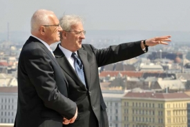 Prezident Sólyom ukazuje českému kolegovi Klausovi Budapešť (2008).