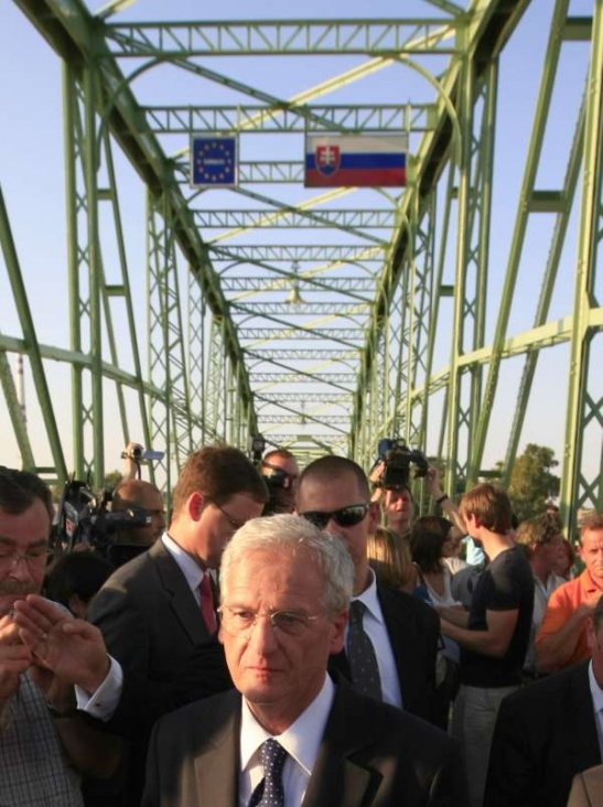 Maďarský prezident na mostě bez Komárny.