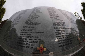 Památník se jmény obětí teroru v Lockerbie.