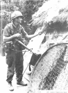 Americký voják zapaluje dům v My Lai.