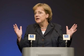 Merkelová hovoří v Berlíně k vyhnancům.