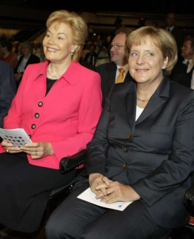 Kancléřka s šéfkou BdV Steinbachovou (vlevo).