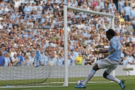 Kanonýr Adebayor potvrdil formu brankou proti Birminghamu.