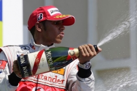 Lewis Hamilton mohl slavit pouze druhé místo.