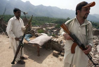 Muži hlídají své domy v údolí Svát po ofenzívě proti Talibanu..