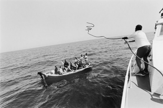 Záchranné lano běžencům z Afriky ve Středozemním moři.
