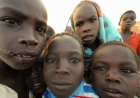 Afrika je mladý kontinent. Děti v Súdánu.