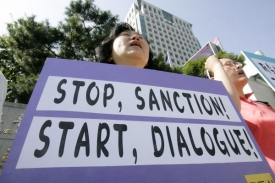 I někteří lidé v Jižní Koreji chtějí konec sankcí. Ale je jich málo.