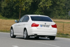 Zvenku poznáte nejúspornější BMW řady 3 maximálně podle tvaru litých kol. Pokud nejsou roztočená.