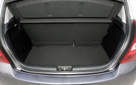 Hyundai i20 má jeden z největších kufrů ve své třídě, ale textil použitý na jeho dnu a zadní části sedaček vypadá dost choulostivě. Tady se šetřilo.