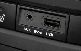 Vyšší výbavy lákají možností připojit externí přehrávače, i přes konektor USB.