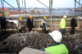 Praha vážná pochybení při opravách Karlova mostu dosud popírala.