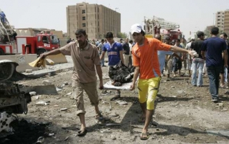 Odnášení mrtvých z útoků na vládní budovy v Bagdá