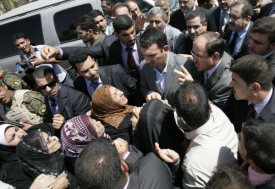 Premiér Málikí u rodin postižených útoky na vládní budovy.