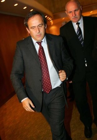Mokrý se šéfem UEFA Michelem Platinim (vpředu).