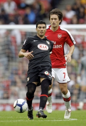Tomáš Rosický (vpravo) se vrací do sestavy Arsenalu.