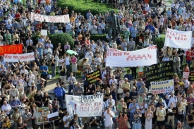 Na pražském Palachově náměstí protestovali vědci a jejich příznivci.