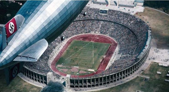 Zeppelin nad olympijským stadionem v Berlíně 1936 (záběr z filmu).