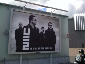 Amsterdam, billboardy kolem stadionu lákají na poslední album U2.