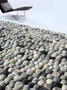 Bavlněný koberec od 2 Form Design připomíná kamínky.