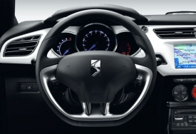 Na volantu se objeví nové logo řady DS, nahrazující tradiční znak Citroënu.