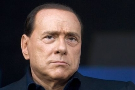 Rozhořčený Silvio Berlusconi se brání žalobou na levicový list.