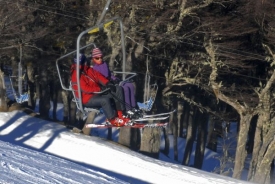Agentura vyfotila korunního prince s rodinou v lyžařském středisku.