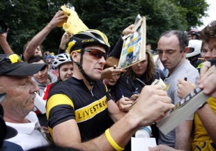 Cyklista Lance Arsmtrong komunikuje s fanoušky skoro jen přes Twitter.