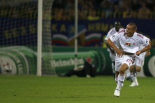 Laszlo Bodnár oslavuje gól vstřelený do sítě Levski Sofia.