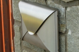 Poštovní schránku ve tvaru dopisu koupíte u firmy Promat.