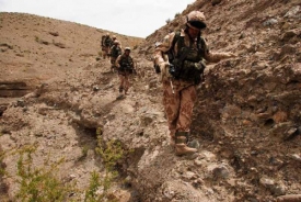 Čeští vojáci na patrole v Afghánistánu.