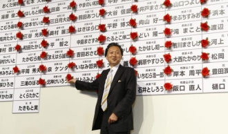 Jukio Hatojama se raduje z výsledků v Tokiu.
