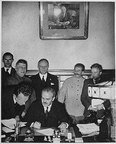 Ministři obrany Molotov a Ribbentrop podepisují pakt o neútočení.