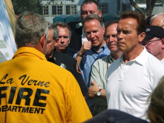 Do postižených míst dorazil i kalifornský guvernér Schwarzenegger.