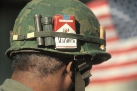 Moderní americký voják by kouřit neměl... Ale to mu nevadí.