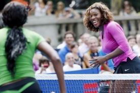Serena Williamsová se snažila bavit diváky už během tréninků.