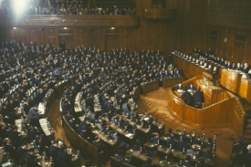 Doposud bylo v japonském parlamentu žen jako šafránu.