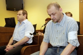Milan Hradecký (vpravo) a Jaromír Komenda u soudu.