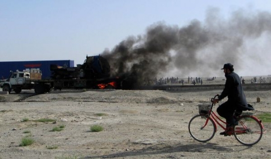 Hořící kamiony na cestě do Afghánistánu, zničil je Taliban.