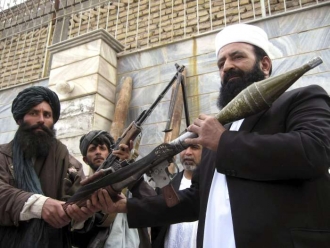Část talibů odevzdává sé zbraně.